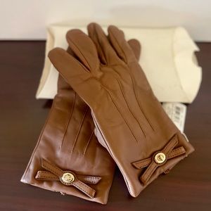 NWT - COACH Leather Turnlock Bow Glove
